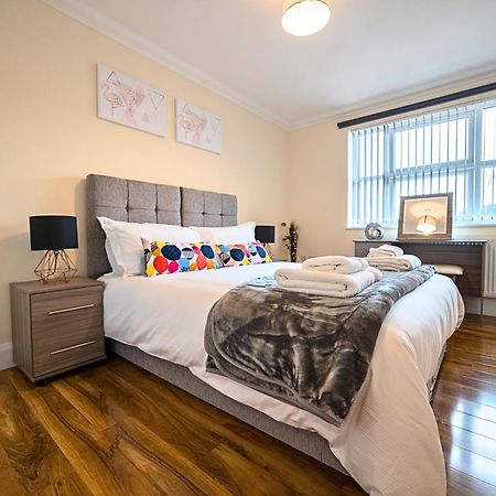 Heathrow Rare Find 2 Bedroom Plus 2 Bathroom Flat - Sleeps 6- Free Parking- Close To Heathrow Terminals-Quiet Development Стэнвэлл Экстерьер фото