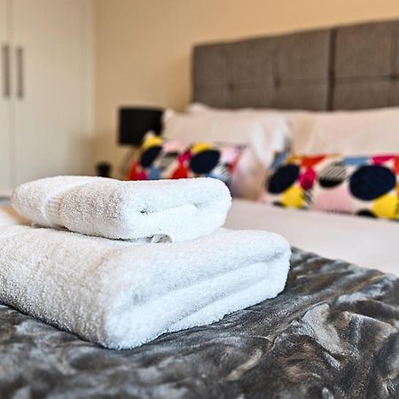 Heathrow Rare Find 2 Bedroom Plus 2 Bathroom Flat - Sleeps 6- Free Parking- Close To Heathrow Terminals-Quiet Development Стэнвэлл Экстерьер фото