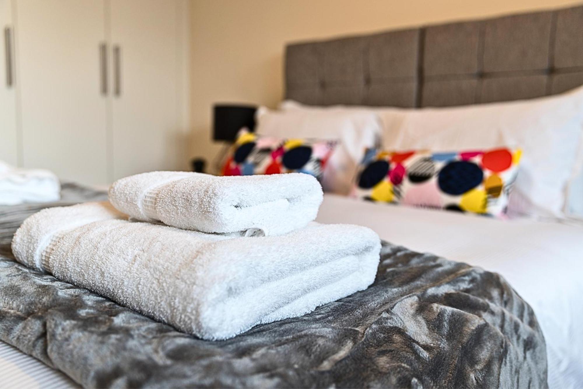 Heathrow Rare Find 2 Bedroom Plus 2 Bathroom Flat - Sleeps 6- Free Parking- Close To Heathrow Terminals-Quiet Development Стэнвэлл Экстерьер фото