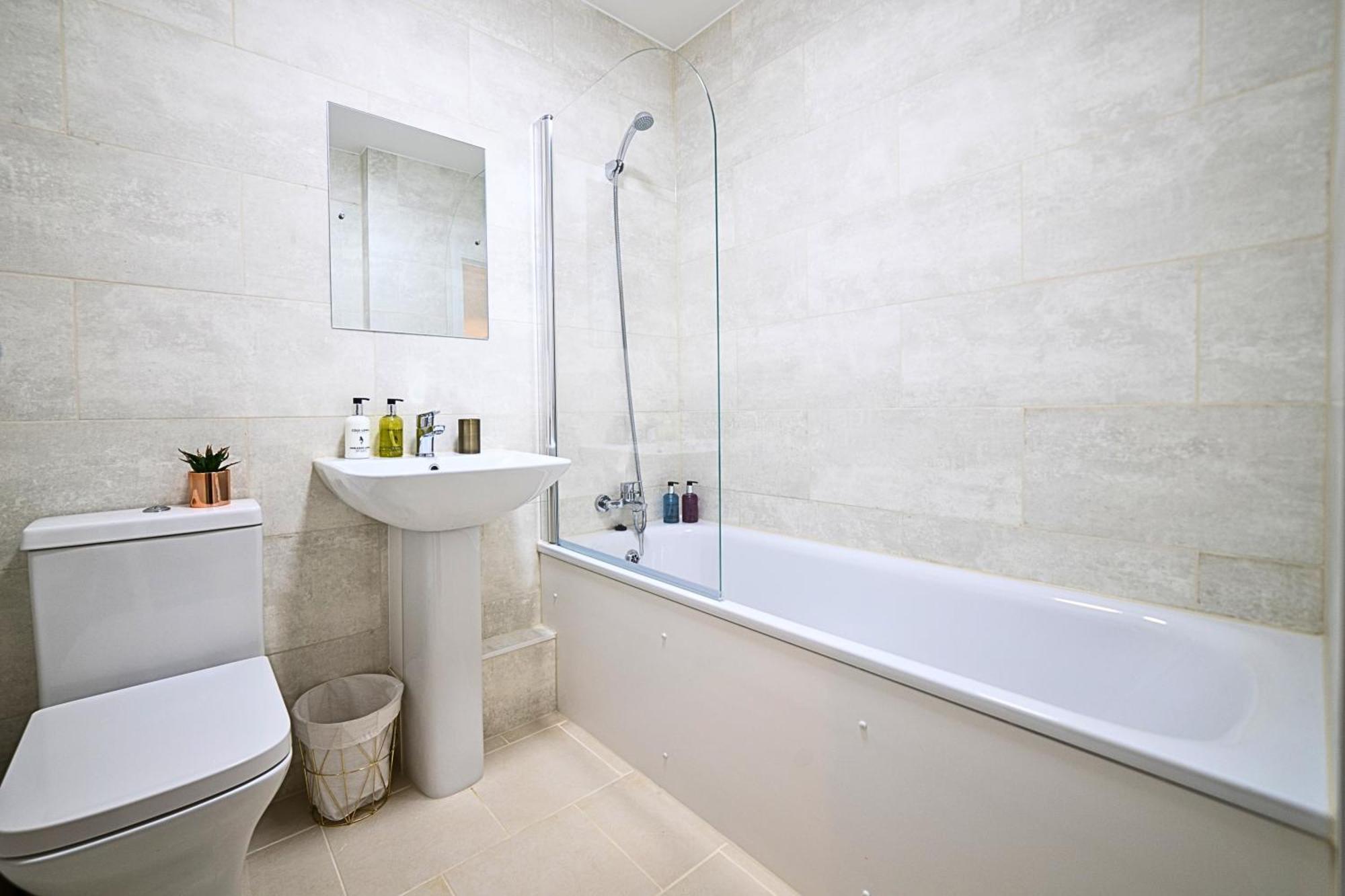 Heathrow Rare Find 2 Bedroom Plus 2 Bathroom Flat - Sleeps 6- Free Parking- Close To Heathrow Terminals-Quiet Development Стэнвэлл Экстерьер фото