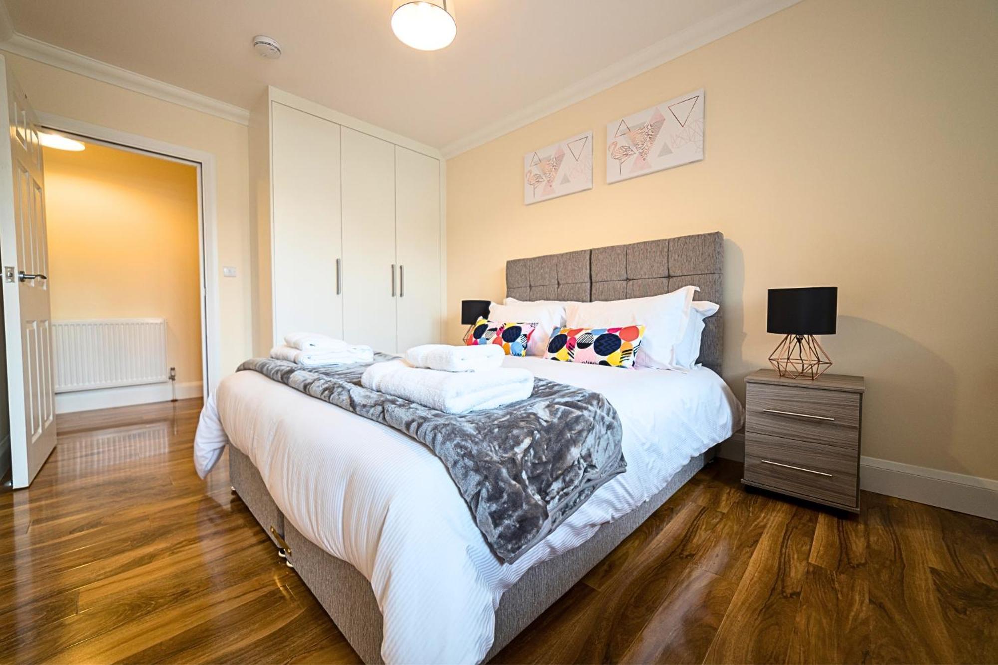Heathrow Rare Find 2 Bedroom Plus 2 Bathroom Flat - Sleeps 6- Free Parking- Close To Heathrow Terminals-Quiet Development Стэнвэлл Экстерьер фото