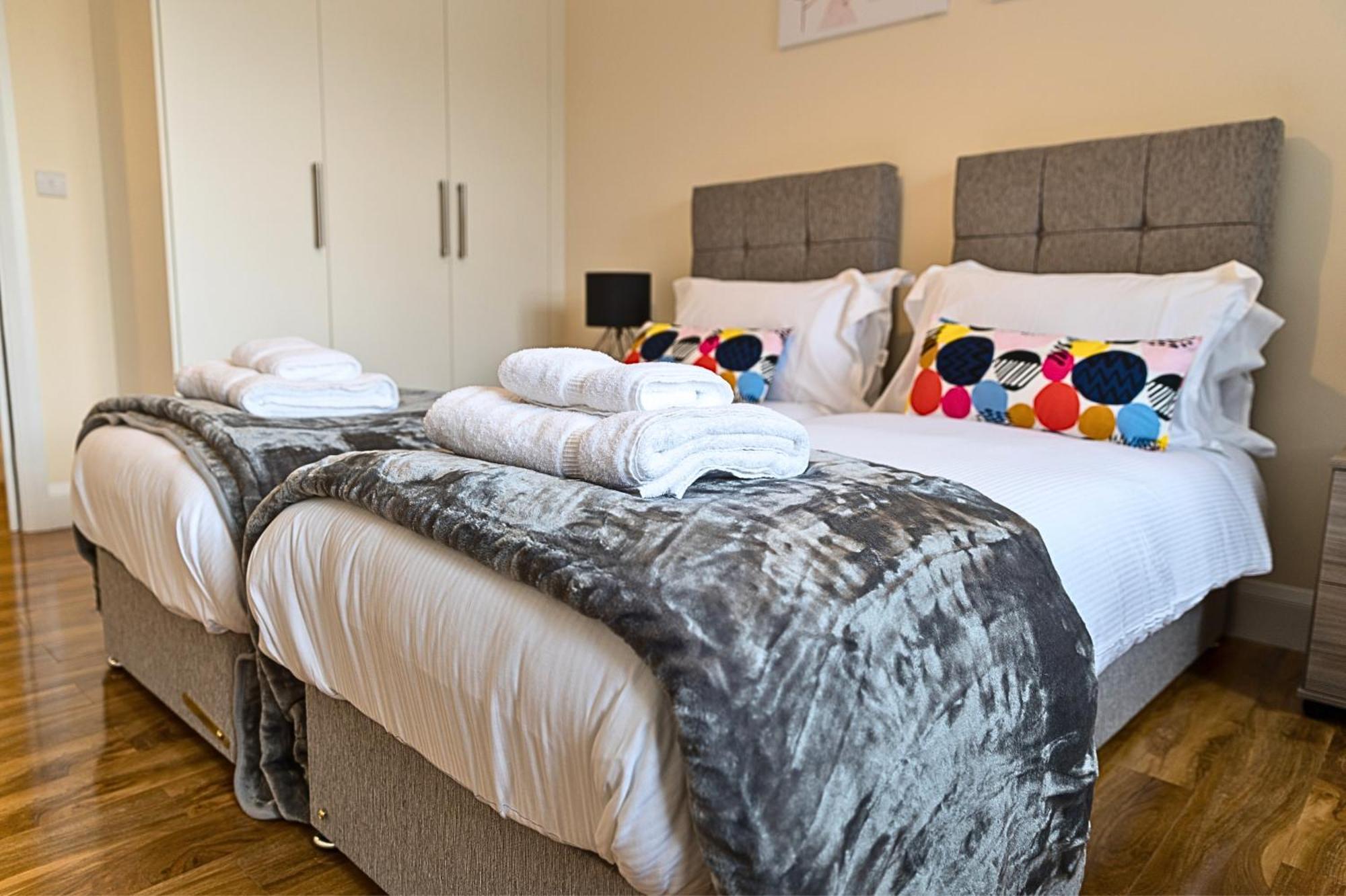 Heathrow Rare Find 2 Bedroom Plus 2 Bathroom Flat - Sleeps 6- Free Parking- Close To Heathrow Terminals-Quiet Development Стэнвэлл Экстерьер фото
