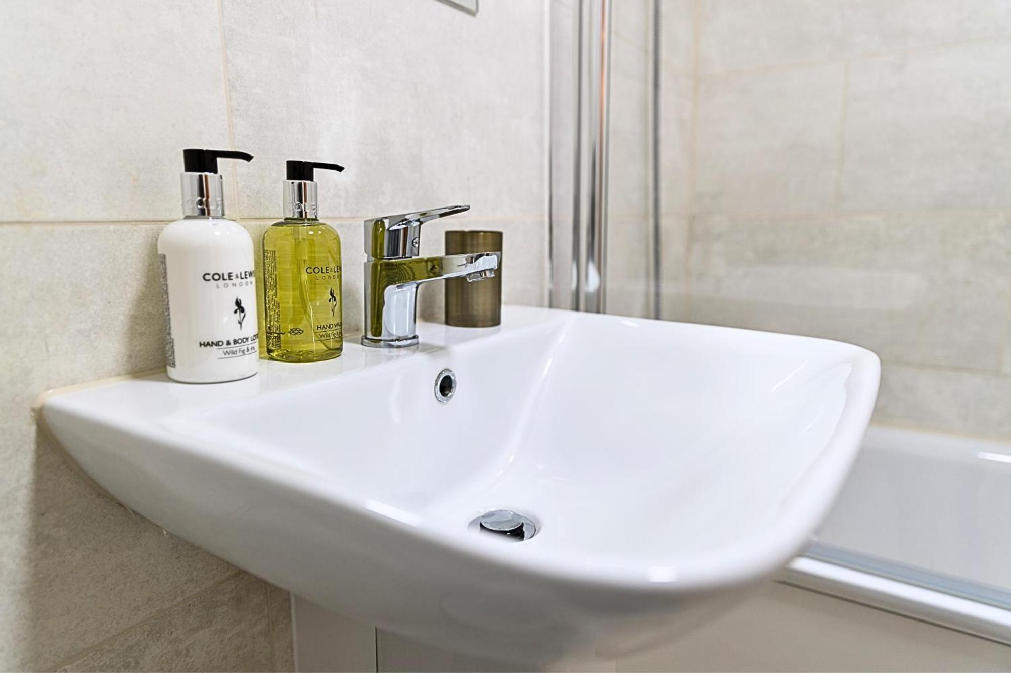 Heathrow Rare Find 2 Bedroom Plus 2 Bathroom Flat - Sleeps 6- Free Parking- Close To Heathrow Terminals-Quiet Development Стэнвэлл Экстерьер фото