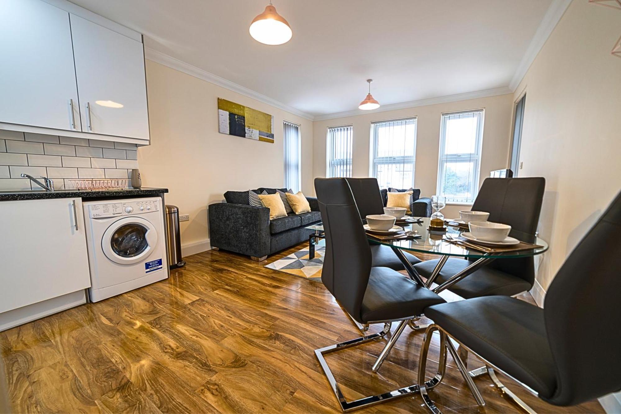 Heathrow Rare Find 2 Bedroom Plus 2 Bathroom Flat - Sleeps 6- Free Parking- Close To Heathrow Terminals-Quiet Development Стэнвэлл Экстерьер фото