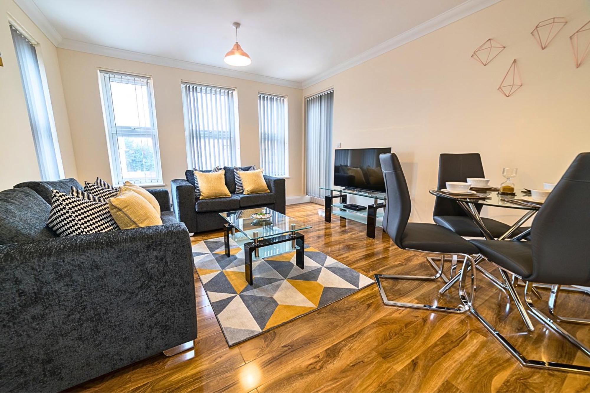 Heathrow Rare Find 2 Bedroom Plus 2 Bathroom Flat - Sleeps 6- Free Parking- Close To Heathrow Terminals-Quiet Development Стэнвэлл Экстерьер фото