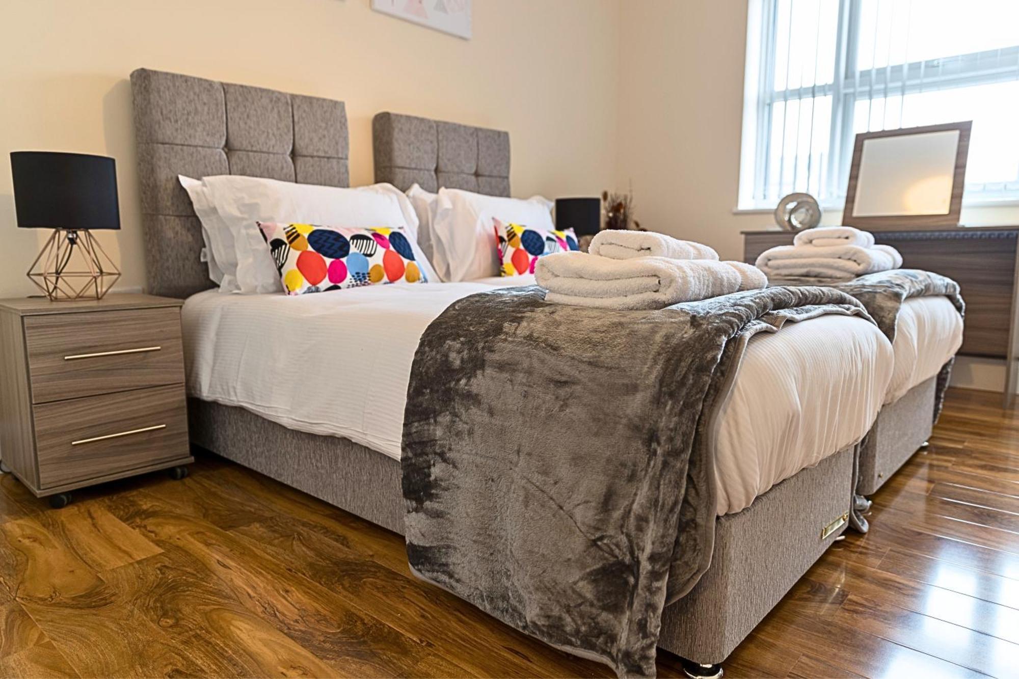 Heathrow Rare Find 2 Bedroom Plus 2 Bathroom Flat - Sleeps 6- Free Parking- Close To Heathrow Terminals-Quiet Development Стэнвэлл Экстерьер фото