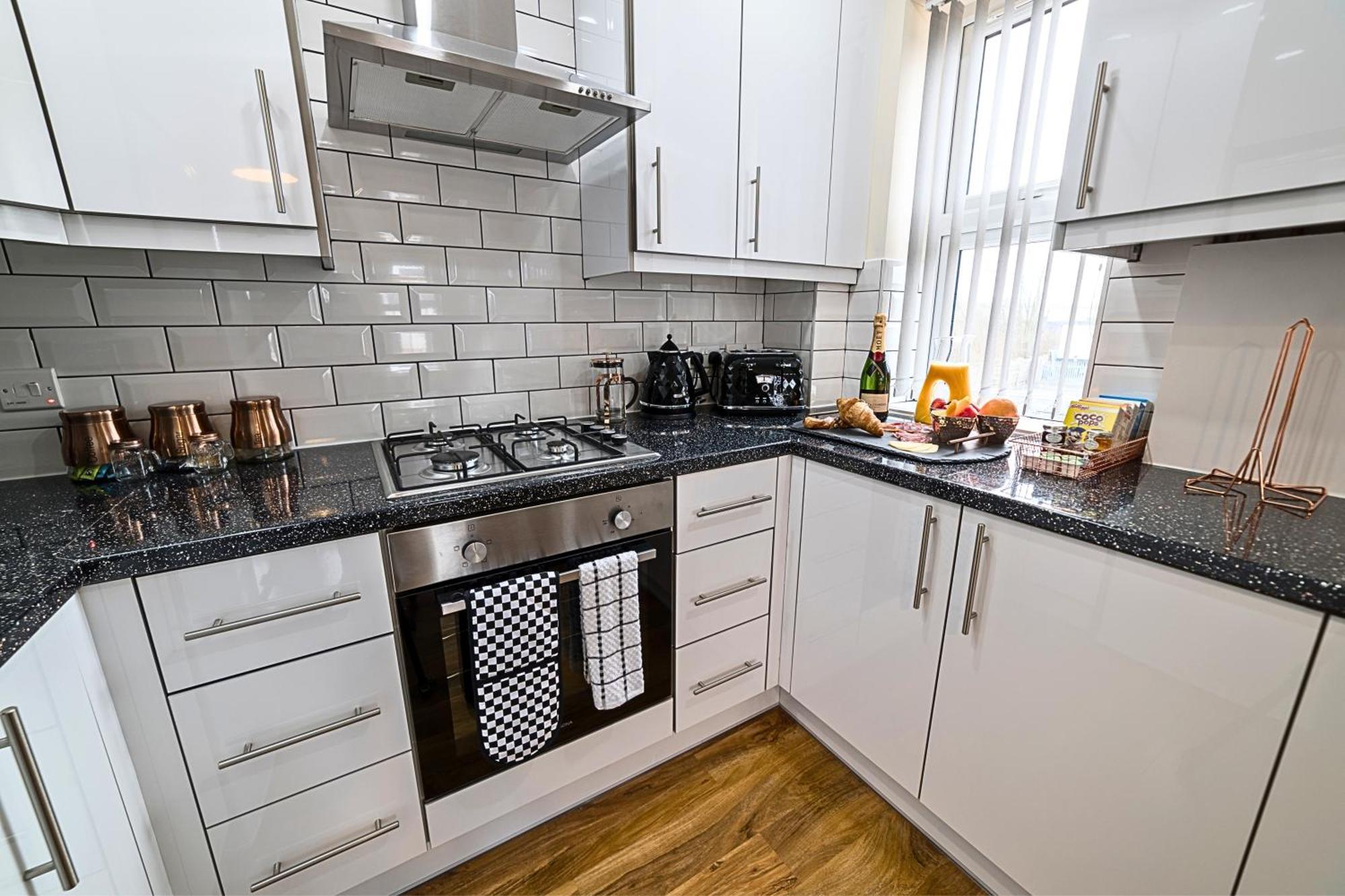 Heathrow Rare Find 2 Bedroom Plus 2 Bathroom Flat - Sleeps 6- Free Parking- Close To Heathrow Terminals-Quiet Development Стэнвэлл Экстерьер фото